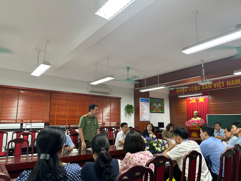 Trung tá Lương Khánh Hùng, Đội trưởng Đội An ninh CAQ Bắc Từ Liêm chia sẻ thông tin công tác phối hợp đảm bảo an toàn tại các điểm thi