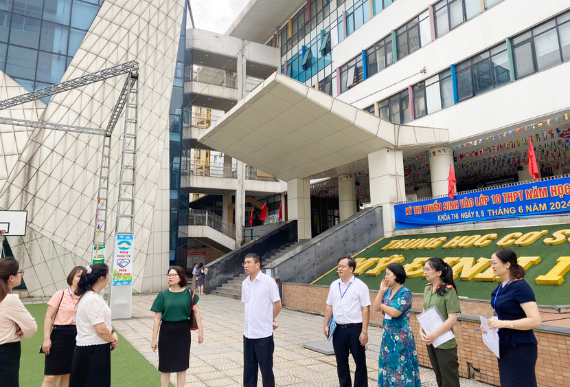 Cán bộ CAQ Nam Từ Liêm và cán bộ Phòng Giáo dục quận Nam Từ Liêm phối hợp kiểm tra các điểm thi trên địa bàn