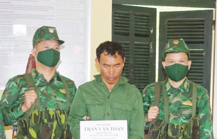 Lực lượng chức năng bắt giữ Trần Văn Toàn Lực lượng chức năng bắt giữ Trần Văn Toàn