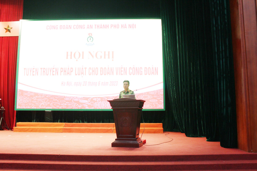 Trung tá Bùi Anh Đức phát biểu trong chương trình