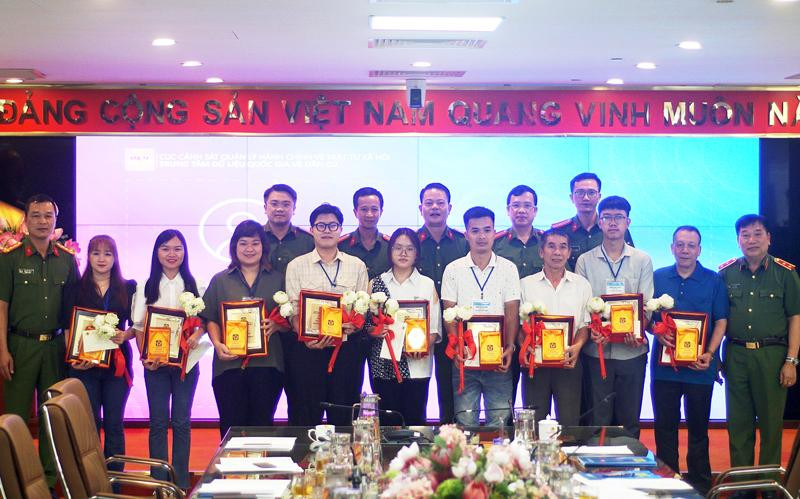 Lãnh đạo Cục Cảnh sát QLHC về TTXH trao biểu trưng mã số định danh điện tử cho những công dân đầu tiên