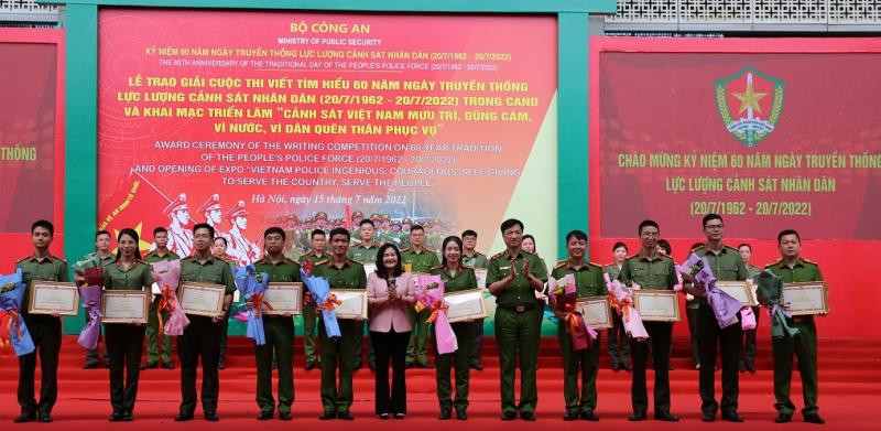 Trung tướng Nguyễn Duy Ngọc và bà Nguyễn Thị Hà trao giải cho các tác giả, nhóm tác giả đạt giải cao trong cuộc thi viết Trung tướng Nguyễn Duy Ngọc và bà Nguyễn Thị Hà trao giải cho các tác giả, nhóm tác giả đạt giải cao trong cuộc thi viết