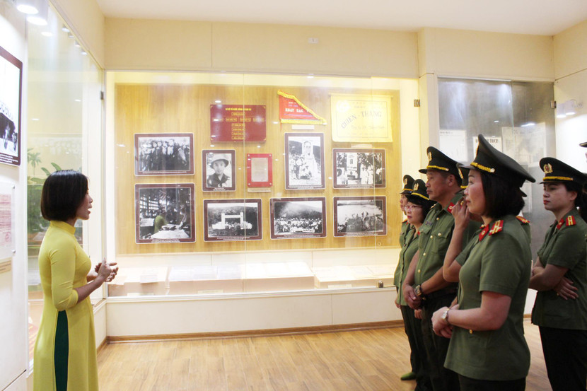 Các đại biểu tham quan bảo tàng tại khu lưu niệm Sáu điều Bác Hồ dạy CAND