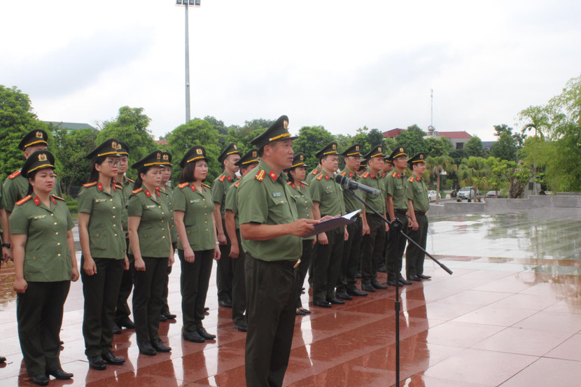 Đại tá Đàm Văn Khanh, Trưởng phòng An ninh điều tra, đơn vị Cụm trưởng Cụm thi đua số 1 CATP Hà Nội thay mặt các đơn vị trong cụm báo cáo thành tích 6 tháng đầu năm của các đơn vị trước anh linh Chủ tịch Hồ Chí Minh