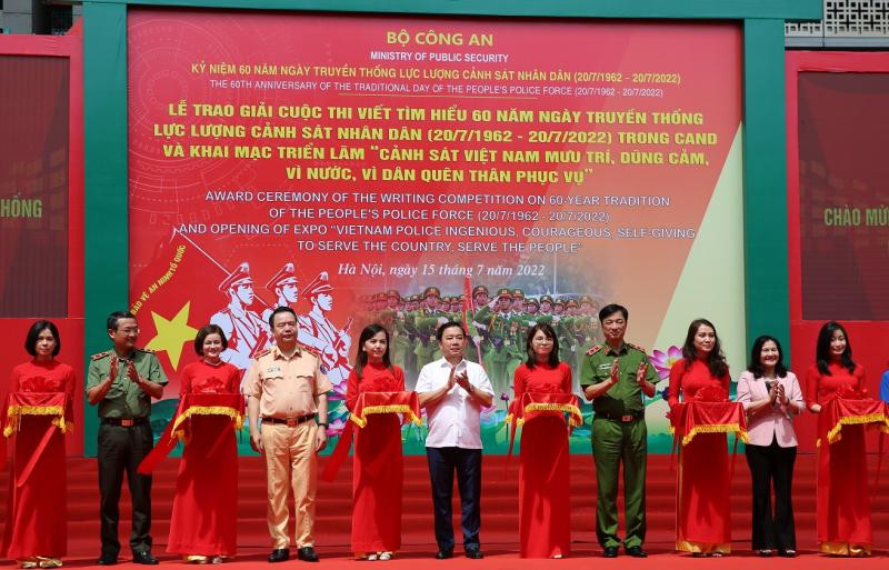 Trung tướng Nguyễn Duy Ngọc, Ủy viên Trung ương Đảng, Thứ trưởng Bộ Công an; bà Nguyễn Thị Hà, Thứ trưởng Bộ Lao động, Thương binh và Xã hội; ông Chử Xuân Dũng, Phó Chủ tịch UBND TP Hà Nội và các đại biểu cắt băng khai mạc triển lãm Trung tướng Nguyễn Duy Ngọc, Ủy viên Trung ương Đảng, Thứ trưởng Bộ Công an; bà Nguyễn Thị Hà, Thứ trưởng Bộ Lao động, Thương binh và Xã hội; ông Chử Xuân Dũng, Phó Chủ tịch UBND TP Hà Nội và các đại biểu cắt băng khai mạc triển lãm