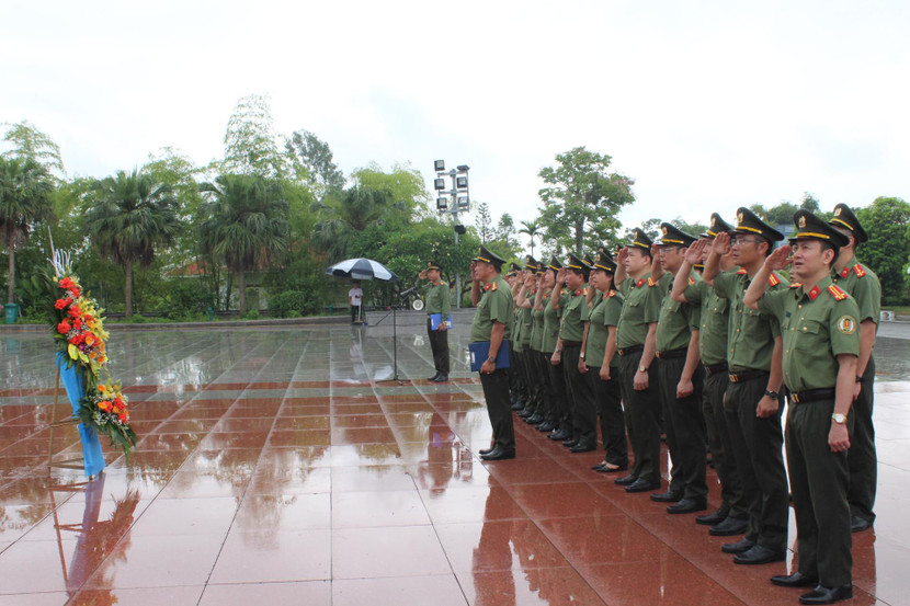 Phút tưởng niệm Chủ tịch Hồ Chí Minh và các anh hùng liệt sỹ CAND tại khu lưu niệm Sáu điều Bác Hồ dạy CAND