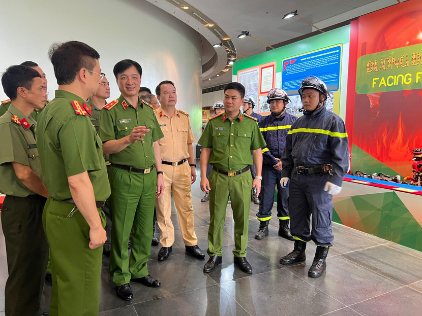 Các đại biểu tham quan khu vực trưng bày của lực lượng Cảnh sát PCCC và CNCH Các đại biểu tham quan khu vực trưng bày của lực lượng Cảnh sát PCCC và CNCH