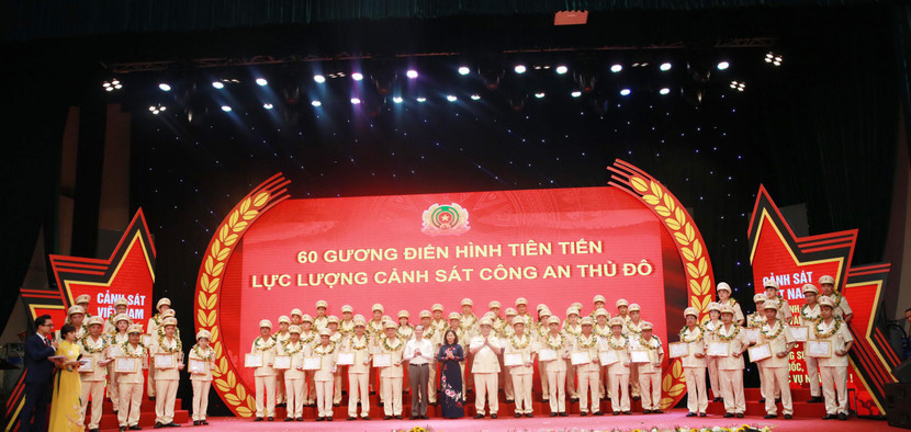 Trong dịp này, 60 gương điển hình tiên tiến lực lượng Cảnh sát Thủ đô đã được Giám đốc CATP Hà Nội tặng giấy khen và kỷ niệm chương