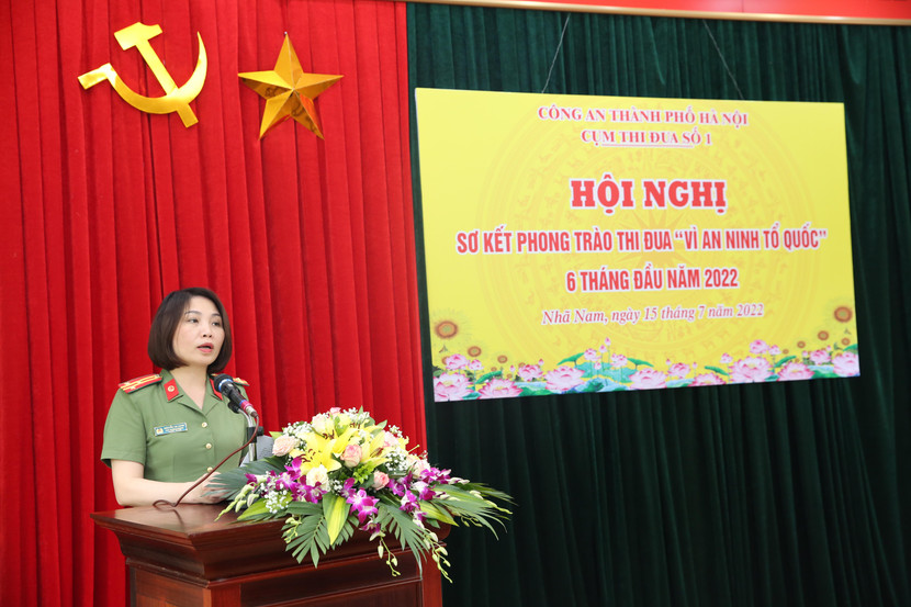 Thượng tá Nguyễn Thị Dung, Phó trưởng Phòng An ninh điều tra báo cáo tóm tắt kết quả công tác công an 6 tháng đầu năm 2022 của các đơn vị trong Cụm thi đua số 1