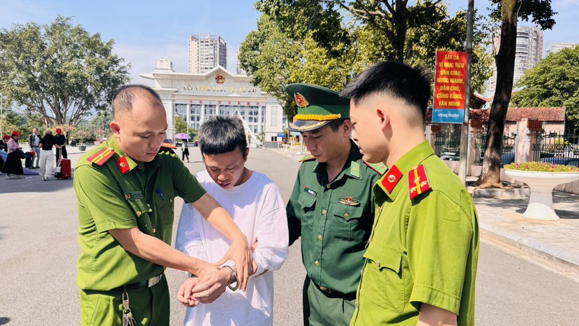 Cơ quan chức năng tiếp nhận bàn giao đối tượng Lờ A Vảng