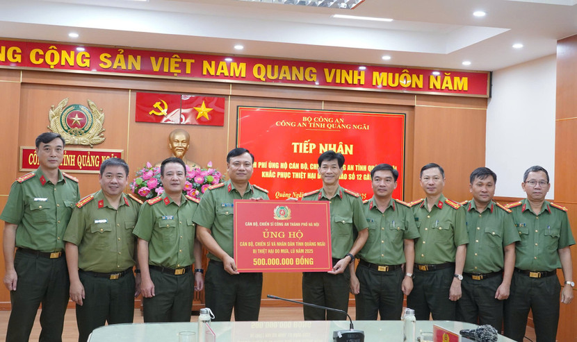 Đại tá Nguyễn Tiến Đạt, Phó Giám đốc CATP trao quà ủng hộ nhân dân và CBCS Công an tỉnh Quảng Ngãi