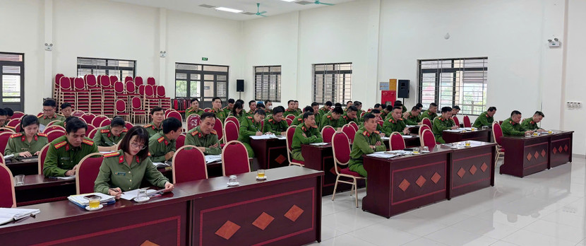 100% cán bộ chiến sỹ tham gia lễ phát động 100% cán bộ chiến sỹ tham gia lễ phát động