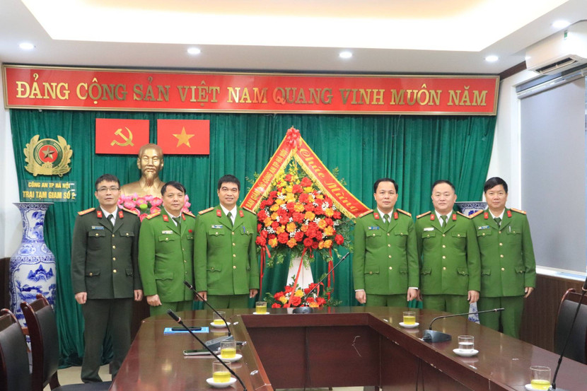 Đại tá Lê Văn Tuân tặng hoa chúc mừng Trại tạm giam số 2