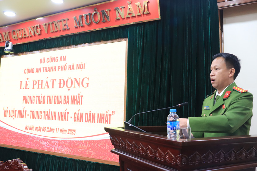 Trung tá Ngô Thái Sơn, Trưởng Công an phường Tây Hồ phát biểu hưởng ứng phong trào thi đua &quot;Ba nhất&quot;