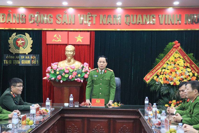 Đại tá Lê Văn Tuân, Phó Giám đốc CATP phát biểu tại buổi gặp mặt