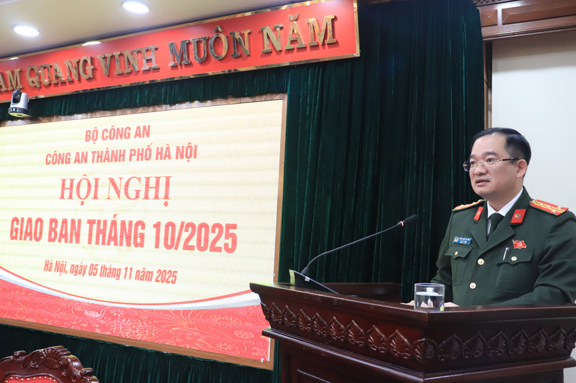Đại tá Đoàn Đức Thắng, Trưởng phòng Tham mưu CATP báo cáo kết quả công tác tháng 10-2025