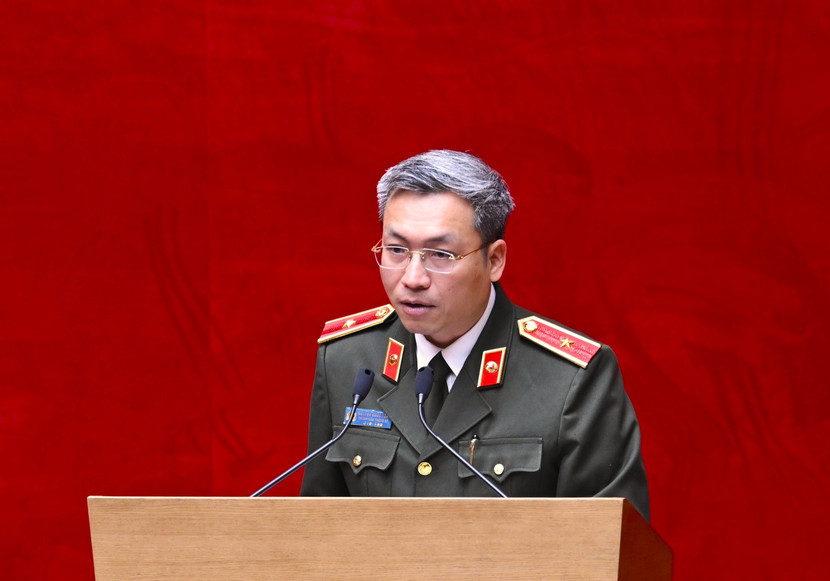 Thiếu tướng Nguyễn Quốc Toản, Chánh Văn phòng Bộ Công an trình bày báo cáo tình hình, kết quả công tác tháng 10/2025 của lực lượng CAND Thiếu tướng Nguyễn Quốc Toản, Chánh Văn phòng Bộ Công an trình bày báo cáo tình hình, kết quả công tác tháng 10/2025 của lực lượng CAND