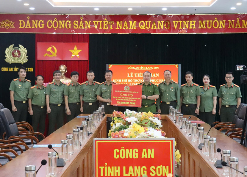 Đại tá Nguyễn Ngọc Quyền, Phó Bí thư Đảng ủy, Phó Giám đốc CATP Hà Nội dẫn đầu đoàn công tác trao quà ủng hộ nhân dân và Công an tỉnh Lạng Sơn