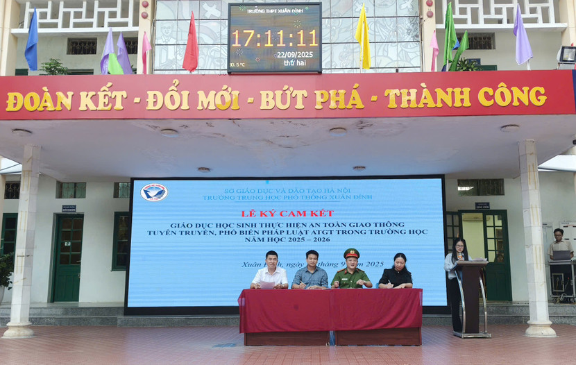 Công an phường, Ban Giám hiệu, giáo viên và Ban đại diện cha mẹ học sinh ký cam kết tuân thủ quy định khi tham gia giao thông