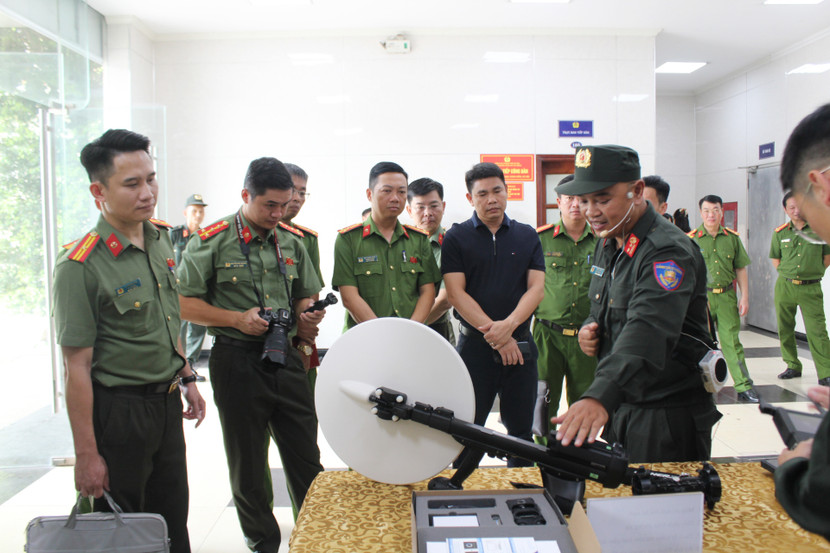 Đại biểu nghe giới thiệu về khí tài của lực lượng CSCĐ CATP Hà Nội