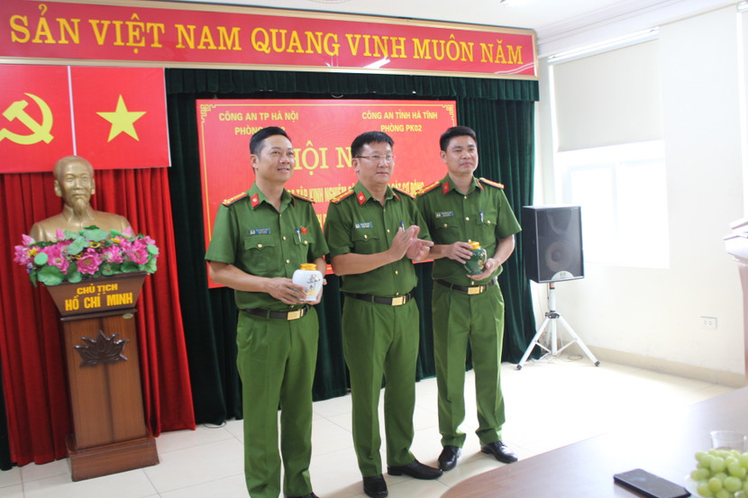 Phòng CSCĐ tặng quà đoàn công tác