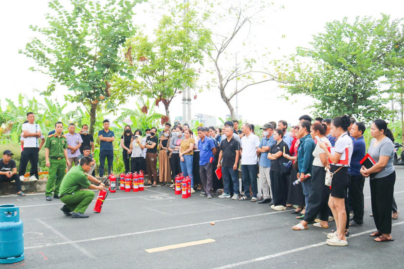 Cán bộ Đội Chữa cháy và CNCH Khu vực số 29 hướng dẫn sử dụng bình chữa cháy xách tay bằng bột và bình khí CO2