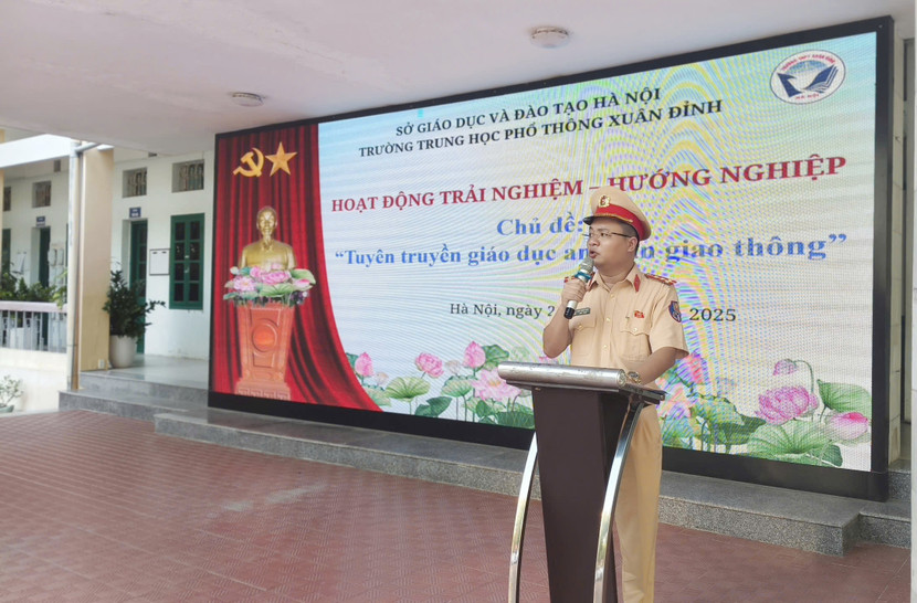 Đại úy Trần Quân Thụy, cán bộ Phòng Cảnh sát giao thông báo cáo viên tại hội nghị