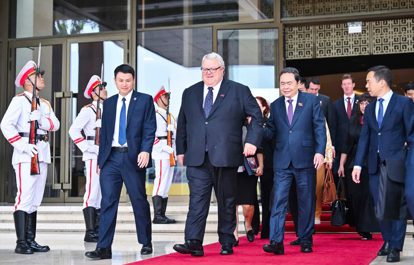 Thiếu tá Đặng Văn Dũng (người ngoài cùng bên trái) tham gia công tác bảo vệ đoàn Chủ tịch Quốc hội New Zealand Gerry Brownlee sang thăm Việt Nam nhân kỷ niệm 80 năm Quốc khánh nước CHXHCN Việt Nam