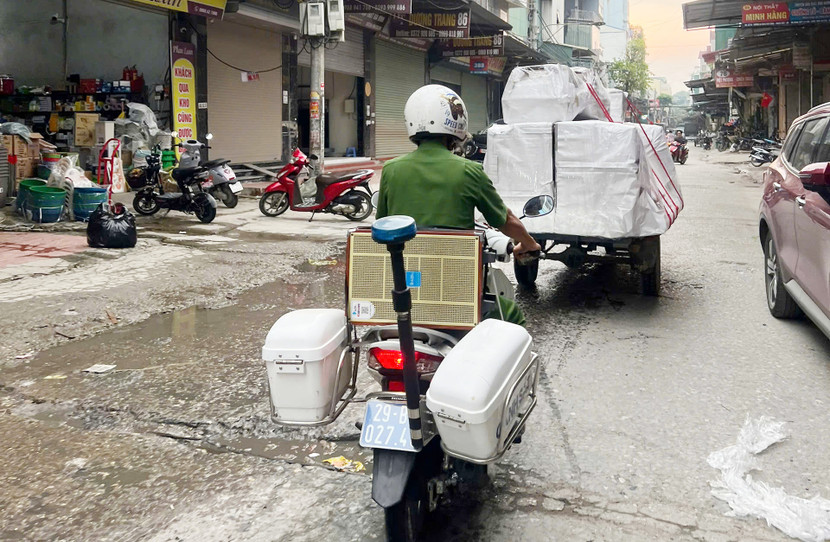 Những chiếc loa di dộng tuyên truyền lưu động tại khu dân cư