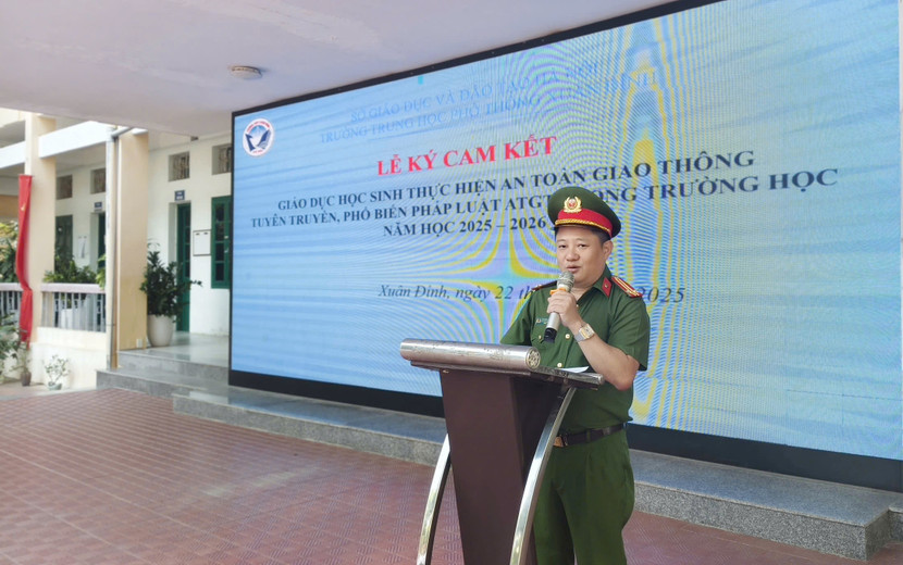 Trung tá Trương Đình Bình, Phó trưởng Công an phường Xuân Đỉnh chia sẻ với các em học sinh trường Trung học phổ thông Xuân Đỉnh
