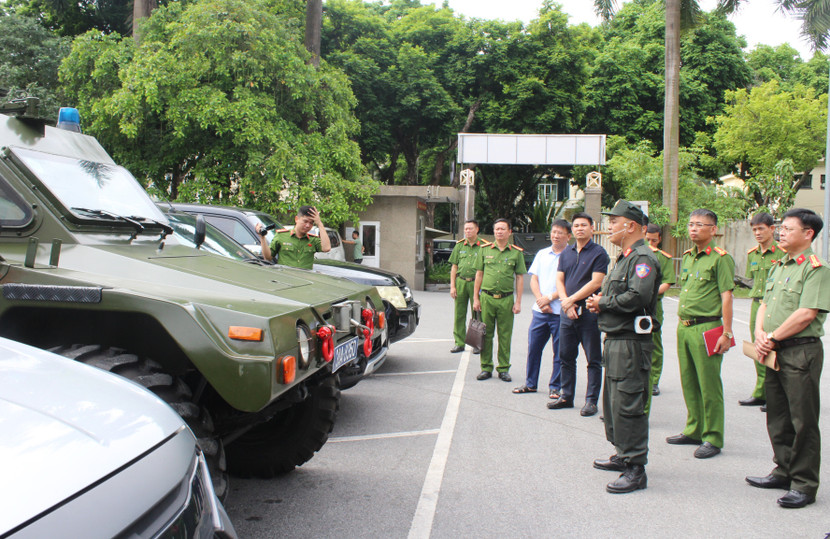 Đại biểu nghe giới thiệu về phương tiện chiến đấu của lực lượng CSCĐ CATP Hà Nội