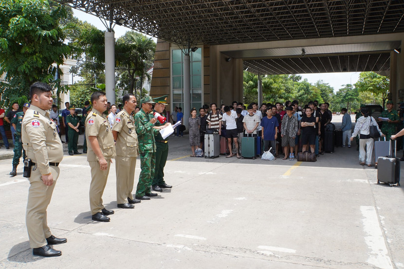 Cảnh sát Campuchia phối hợp với lực lượng chức năng bàn giao người Việt bị lừa sang Campuchia về nước