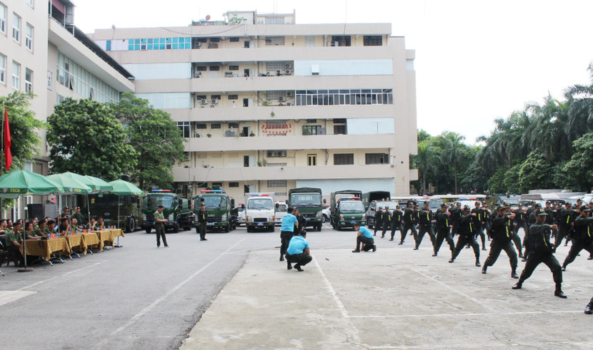 Các đại biểu xem màn đồng diễn Mai Hoa Quyền của lực lượng CSCĐ đặc nhiệm CATP Hà Nội