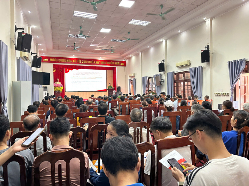 Nhân dân tham gia tập huấn tại hội trường UBND xã