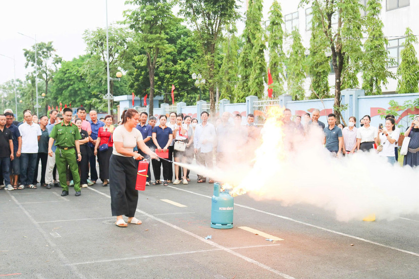 Nhân dân thực hành sử dụng bình chữa cháy xách tay bằng bột và bình khí CO2