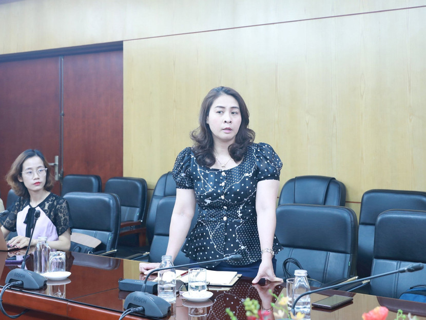 Bà Nguyễn Minh Hương, Chủ tịch UBND phường Phạm Đình Hổ trao đổi thông tin