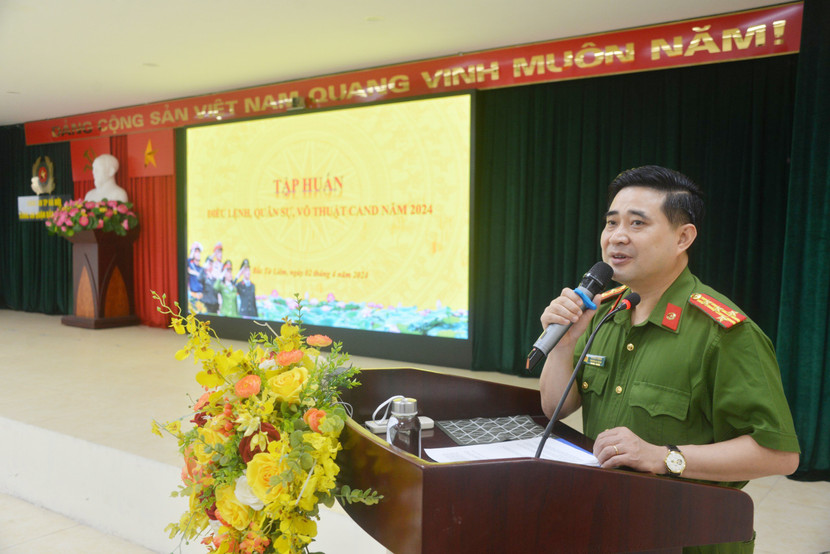 Đại tá Lê Đức Hùng, Trưởng CAQ Bắc Từ Liêm phát biểu khai mạc hội nghị tập huấn