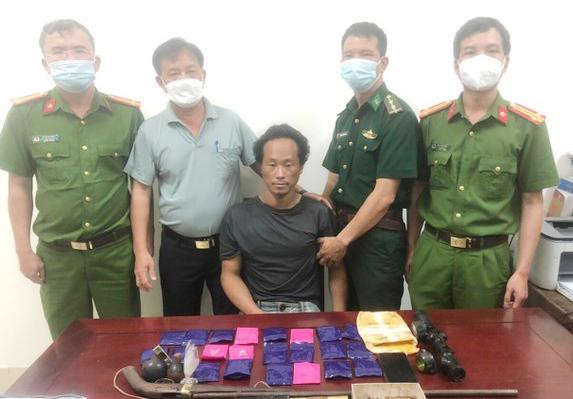 Lực lượng chức năng bắt giữ đối tượng Lỳ Bá Đồng cùng 4.000 viên ma túy tổng hợp, súng tự chế, lựu đạn