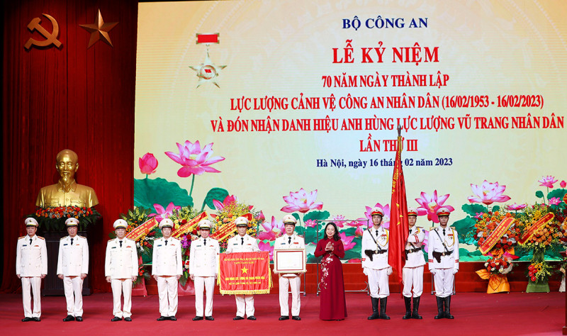 Quyền Chủ tịch nước Võ Thị Ánh Xuân trao danh hiệu Anh hùng lực lượng vũ trang lần thứ III cho Bộ Tư lệnh Cảnh vệ Quyền Chủ tịch nước Võ Thị Ánh Xuân trao danh hiệu Anh hùng lực lượng vũ trang lần thứ III cho Bộ Tư lệnh Cảnh vệ