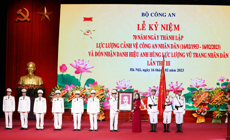 Quyền Chủ tịch nước Võ Thị Ánh Xuân trao chân dung Chủ tịch Hồ Chí Minh tặng lực lượng Cảnh vệ CAND Quyền Chủ tịch nước Võ Thị Ánh Xuân trao chân dung Chủ tịch Hồ Chí Minh tặng lực lượng Cảnh vệ CAND