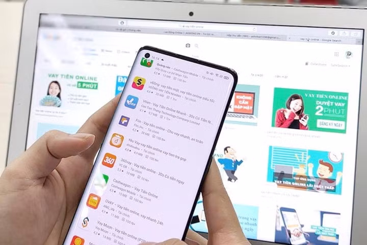 Chỉ cần tìm kiếm thông tin về vay tiền qua app, người dùng sẽ ngập trong ma trận của hàng trăm ứng dụng vay tiền khác nhau