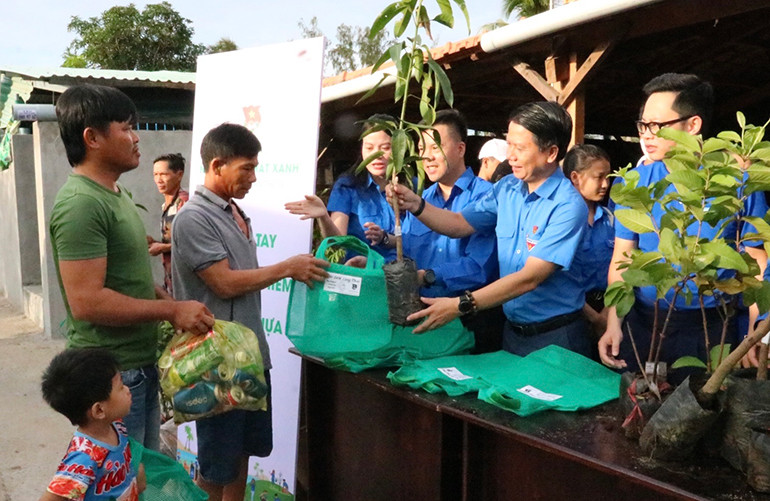 Đổi rác thải lấy cây xanh để tránh lãng phí tài nguyên, bảo vệ môi trường