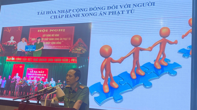 Trung tá, TS Nguyễn Văn Tuấn, Giảng viên Học viện Cánh sát báo cáo những nội dung cơ bản về công tác tái hòa nhập cộng đồng