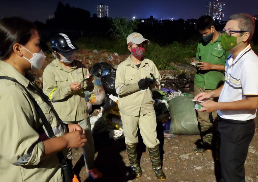 CAQ Bắc Từ Liêm đã biên soạn và cấp phát Sổ tay tuyên truyền hướng dẫn kỹ năng nhận diện và xử lý tội phạm, vi phạm pháp luật đến công nhân vệ sinh môi trường