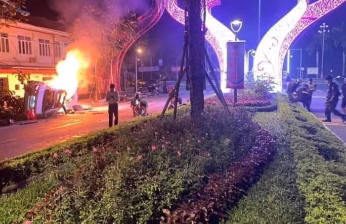 Chiếc xe bốc cháy trên đường