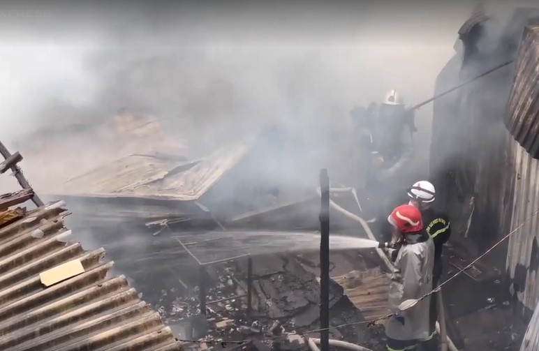 Lực lượng chữa cháy tiếp cận hiện trường