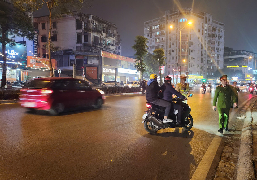 Đại tá Trần Văn Hóa trực tiếp có mặt tại hiện trường các điểm trực chốt Đại tá Trần Văn Hóa trực tiếp có mặt tại hiện trường các điểm trực chốt