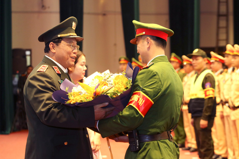 Trung tướng Nguyễn Hải Trung tặng hoa đại diện Tổ công tác 141 theo mô hình mới Trung tướng Nguyễn Hải Trung tặng hoa đại diện Tổ công tác 141 theo mô hình mới