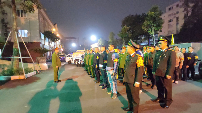 Đại tá Trần Văn Hóa, Trưởng CAQ Nam Từ Liêm quán triệt nhiệm vụ trước khi các tổ công tác 141 lên đường làm nhiệm vụ Đại tá Trần Văn Hóa, Trưởng CAQ Nam Từ Liêm quán triệt nhiệm vụ trước khi các tổ công tác 141 lên đường làm nhiệm vụ