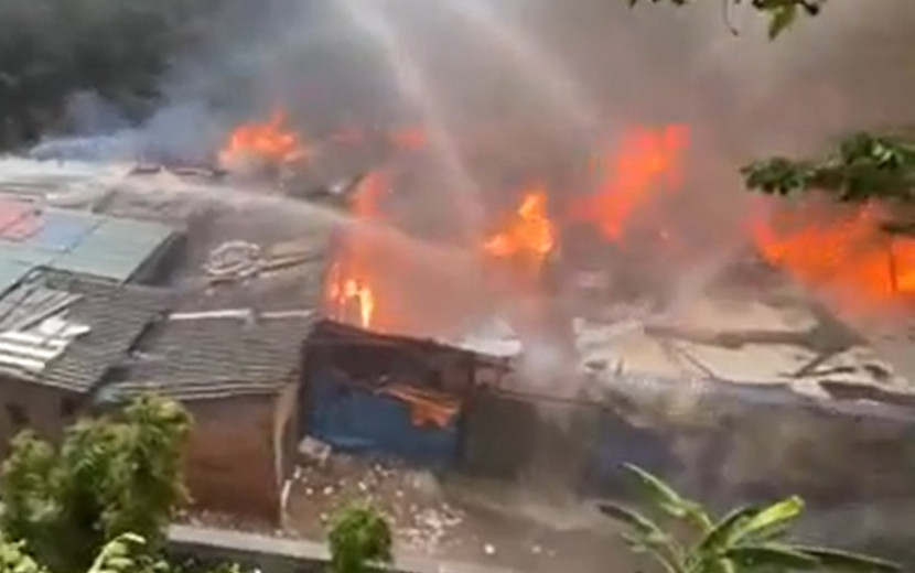 Ngọn lửa lan từ bãi rác vào 2 lán tạm trên địa bàn phường Trung Văn